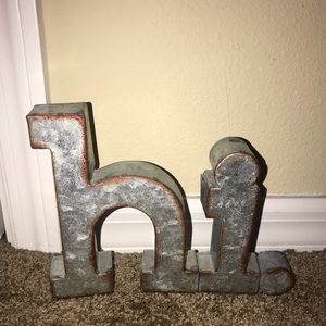 Rustic hi sign.